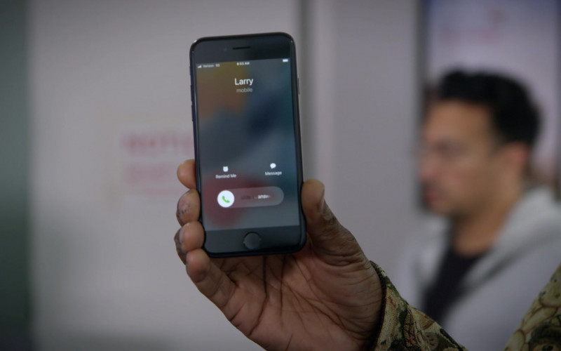 Apple iPhone and Verizon in Curb Your Enthusiasm S12E01 "Atlanta" (2024)