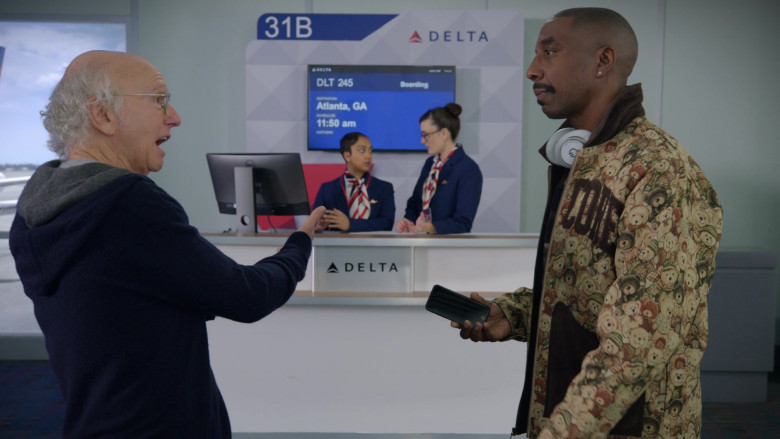 Delta Air Lines and Dell Computer Monitor in Curb Your Enthusiasm S12E01 "Atlanta" (2024) - 464999
