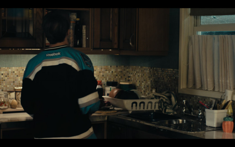 Reebok Jersey in True Detective S04E05 "Night Country: Part 5" (2024)