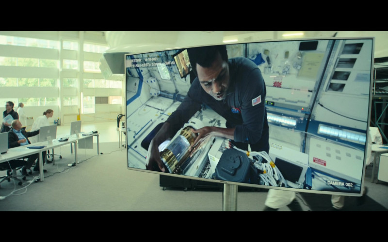 Apple iMac and Panasonic TV in Constellation S01E01 "The Wounded Angel" (2024)