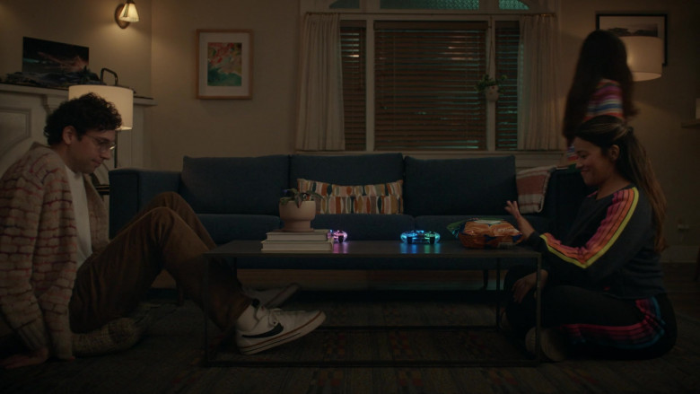 Nike Sneakers in Not Dead Yet S02E03 "Not in the Cards Yet" (2024) - 473202