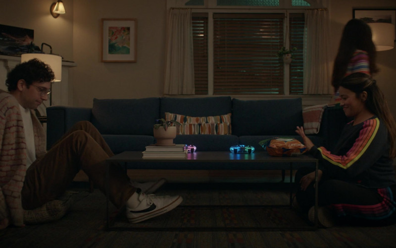 Nike Sneakers in Not Dead Yet S02E03 "Not in the Cards Yet" (2024)