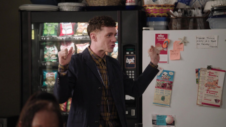 UTZ and Herr's Snacks in Abbott Elementary S03E01 and S03E02 "Career Day Part 1 and Part 2" (2024) - 466127