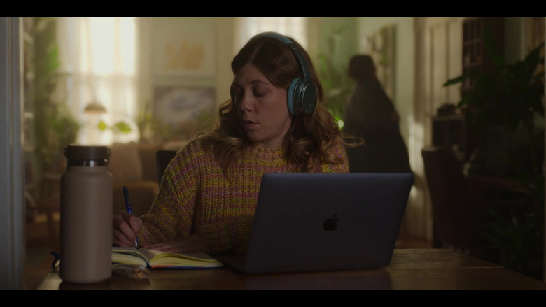 Apple MacBook Laptop in Life & Beth S02E01 "Trust Me" (2024) - 469870
