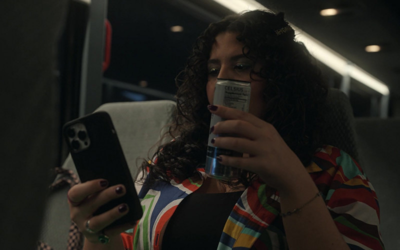 #023 – ProductPlacementBlog.com – The Girls on the Bus (S01E03) Season 1, Episode 3 – Brand Tracking (Timecode – H00M00S22)
