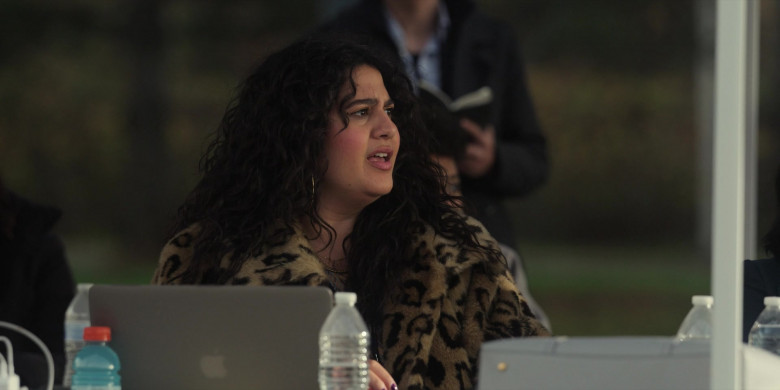 Apple MacBook Laptops in The Girls on the Bus S01E04 "Two Americas" (2024) - 490711