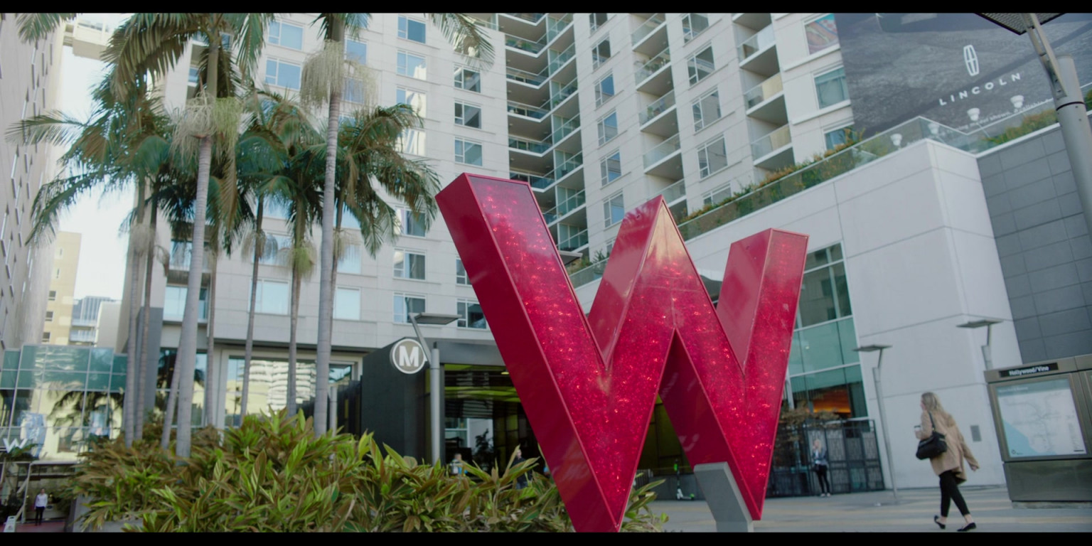 W Hotel And Lincoln Car Billboard In The Baxters S03E04 "The Moment Of