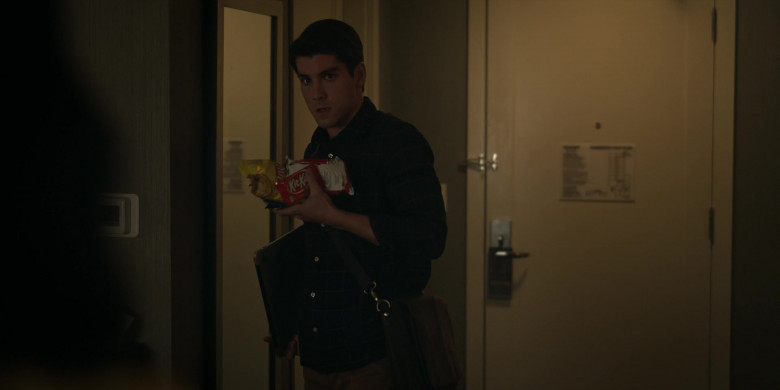 Lay's Chips and Kit Kat Bar in The Girls on the Bus S01E02 "She's with Her" (2024) - 483168