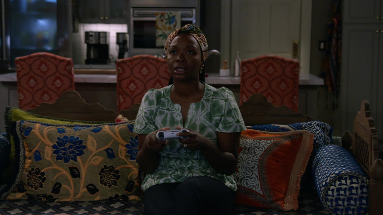 Sony PlayStation Controllers in Bob Hearts Abishola S05E07 "Worth the Cooties" (2024) - 485584