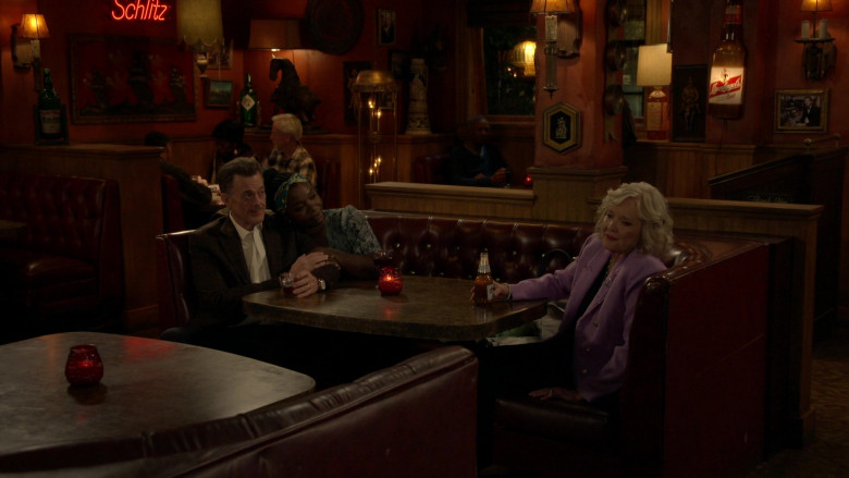 Leinenkugel's Beer Sign in Bob Hearts Abishola S05E06 "A Tablespoon of Dad" (2024) - 480872