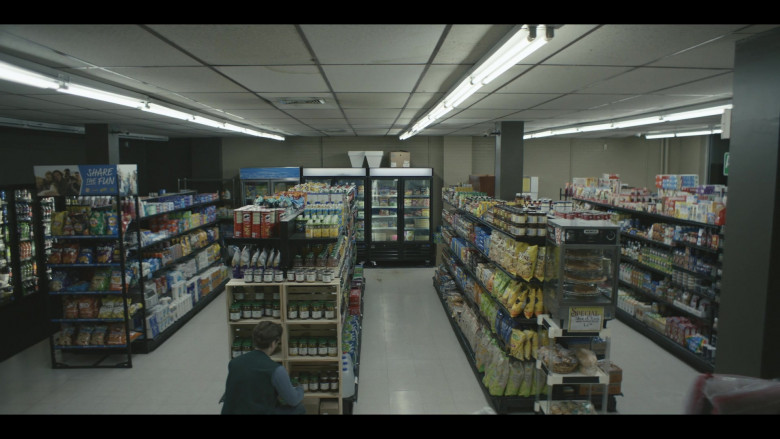 Lay's, Doritos, Tostitos, Ruffles, SunChips and Pringles Chips in American Rust: Broken Justice S02E03 "Iron Sky" (2024) - 489292