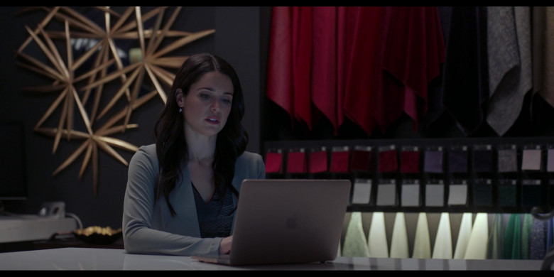 Apple Macbook Laptop in The Baxters S02E04 "One Step Forward" (2024) - 491485