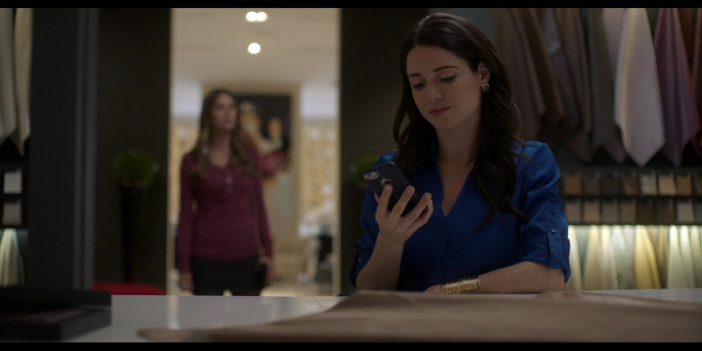Apple iPhone Smartphone in The Baxters S02E10 "Say a Little Prayer" (2024) - 491661