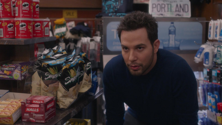 Pringles Chips, Maynards Candy, Werther's Original, Halls, Smartfood Popcorn in So Help Me Todd S02E03 "The Queen of Courts" (2024) - 477009