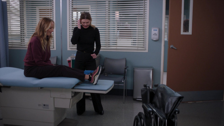 Nike Air Max 97 Shoes in Grey's Anatomy S20E03 "Walk on the Ocean" (2024) - 491237