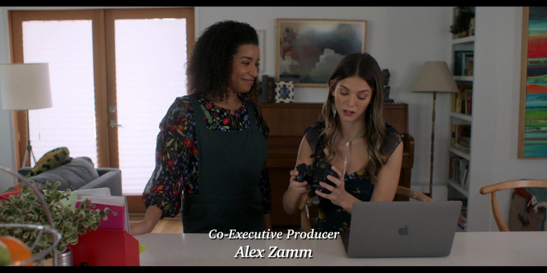 Apple MacBook Laptops in The Baxters S03E02 "Cautionary Tale" (2024) - 491950