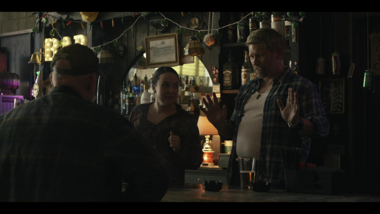 Jack Daniel's Whisky and Stolichnaya Vodka in American Rust: Broken Justice S02E02 "The Golden Goose" (2024) - 489112
