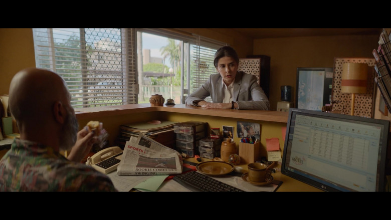 LG Monitor in Apples Never Fall S01E02 "Logan" (2024) - 482136