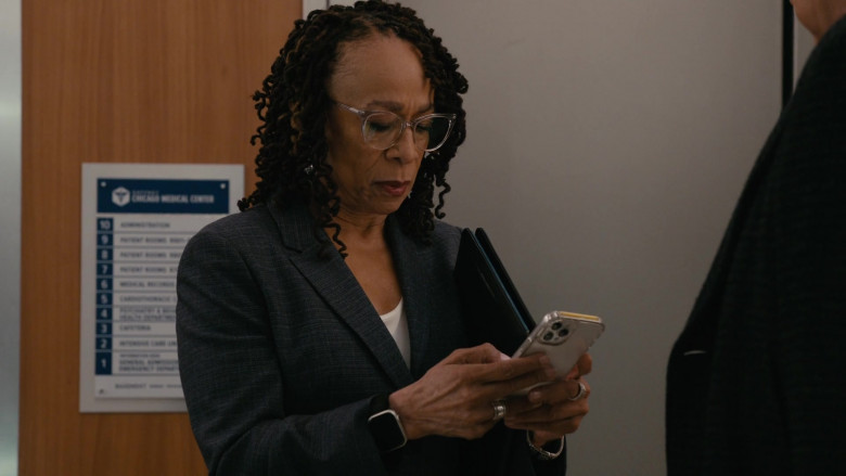 Apple Watch and iPhone in Chicago Med S09E07 "Step on a Crack and Break Your Mother's Back" (2024) - 487307