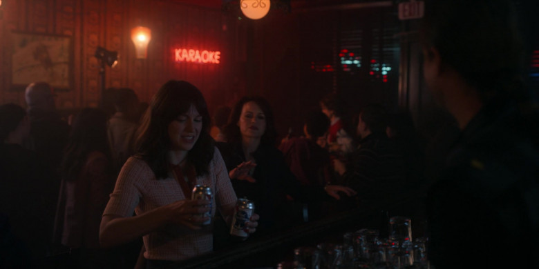 Pabst Blue Ribbon Beer Cans in The Girls on the Bus S01E04 "Two Americas" (2024) - 490814