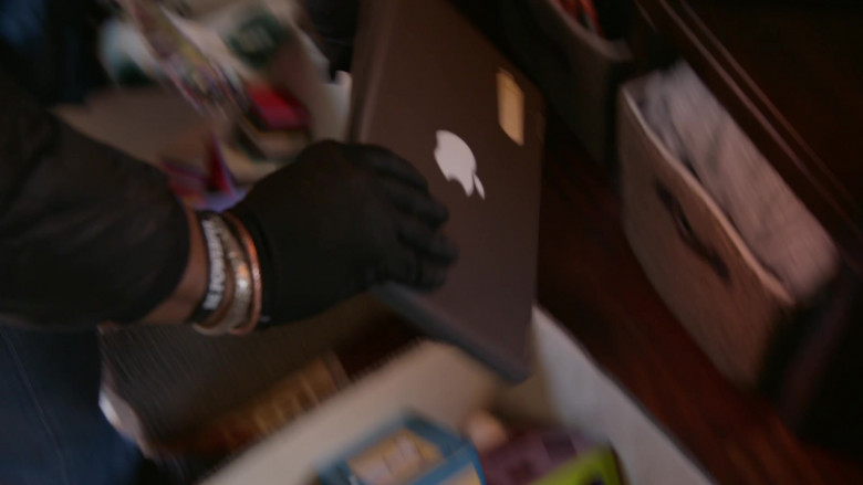Apple MacBook Laptop in Chicago P.D. S11E07 "The Living and the Dead" (2024) - 487328