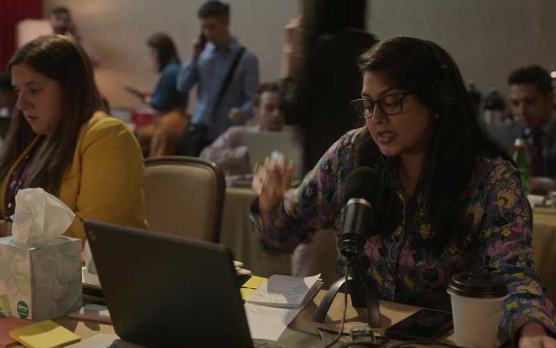 #1929 – ProductPlacementBlog.com – The Girls on the Bus (S01E03) Season 1, Episode 3 – Brand Tracking (Timecode – H00M32S08)
