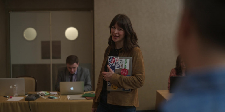 Apple MacBook Laptops in The Girls on the Bus S01E03 "The Audacity of Nope" (2024) - 487695
