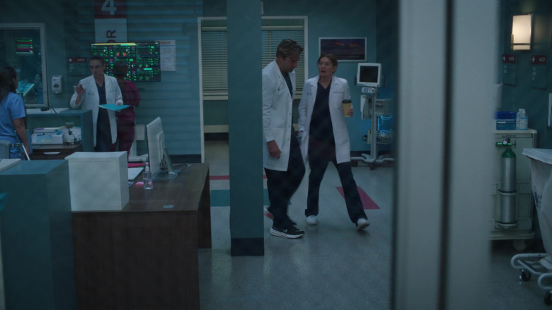 Nike Sneakers in Grey's Anatomy S20E01 "We've Only Just Begun" (2024) - 484482