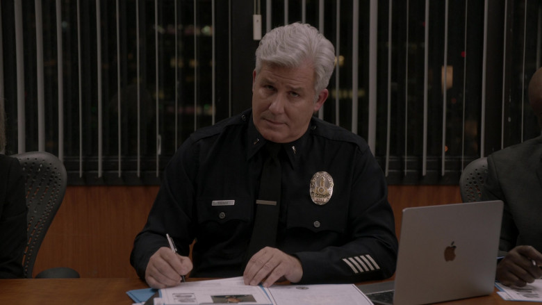 Apple MacBook Laptop in The Rookie S06E03 "Trouble in Paradise" (2024) - 478366