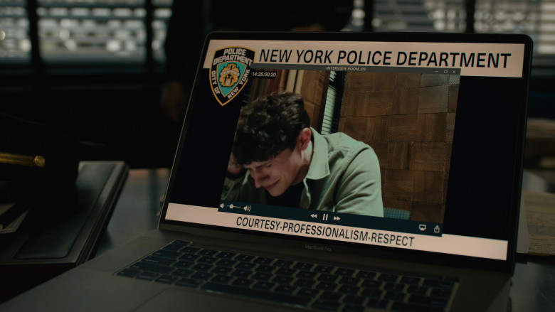 Apple MacBook Pro Laptop in Elsbeth S01E01 "Pilot" (2024) - 476443