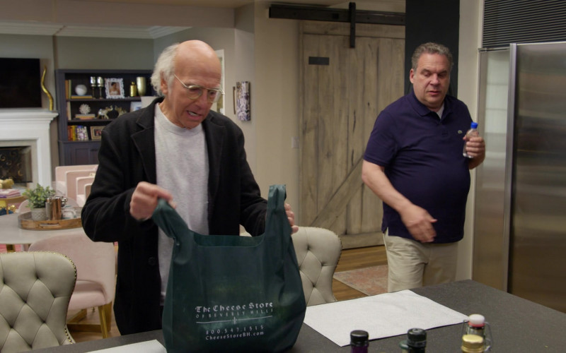 #234 – ProductPlacementBlog.com – Curb Your Enthusiasm Season 12, Episode 8 – Brand Tracking (Timecode – H00M03S53)