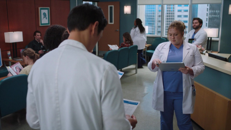Microsoft Surface Tablets in Grey's Anatomy S20E02 "Keep the Family Close" (2024) - 487403