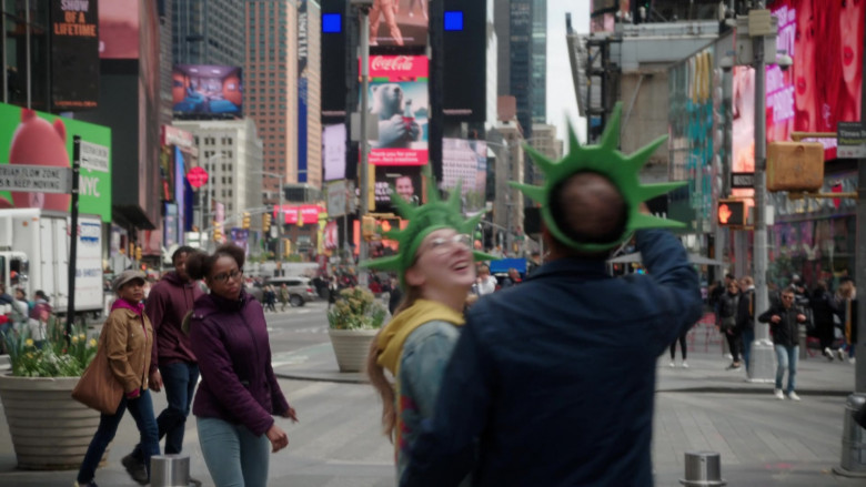 Coca-Cola in Girls5eva S03E06 "New York" (2024) - 484409