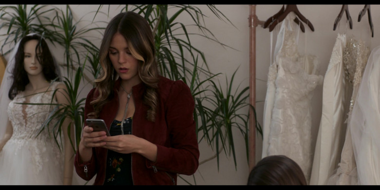Apple iPhone Smartphone in The Baxters S03E02 "Cautionary Tale" (2024) - 491942