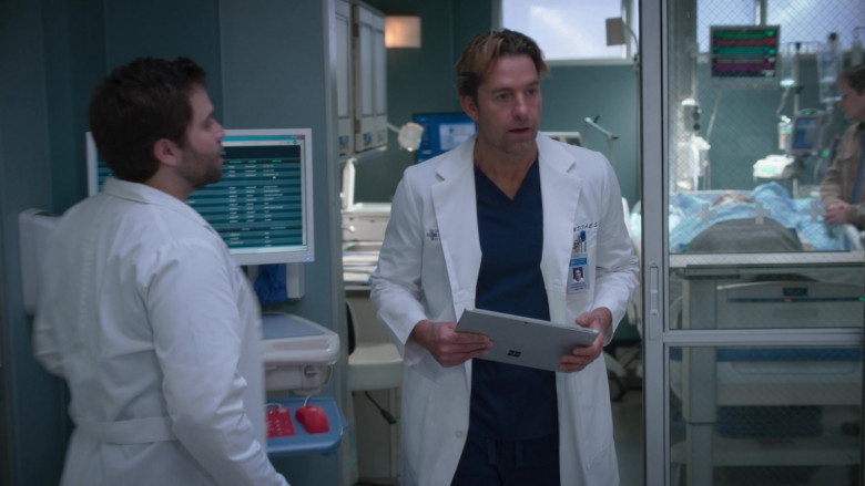 Microsoft Surface Tablets in Grey's Anatomy S20E01 "We've Only Just Begun" (2024) - 484463