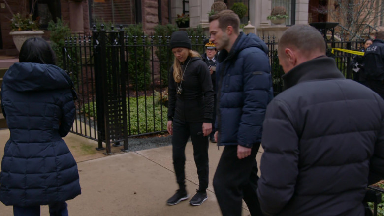 Nike Pants in Chicago P.D. S11E08 "On Paper" (2024) - 490535