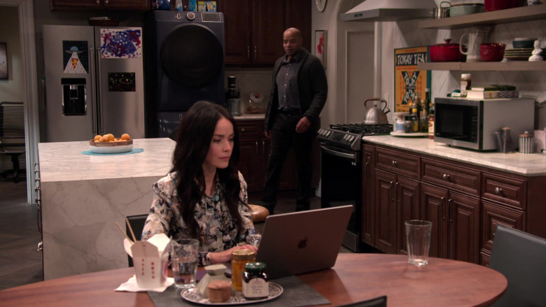 Apple MacBook Laptop in Extended Family S01E10 "The Consequences of Familial Obligations" (2024) - 478233