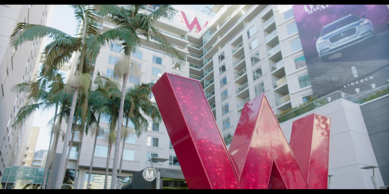 W Hotel and Lincoln Billboard in The Baxters S03E03 "A Sisters Trip" (2024) - 492064