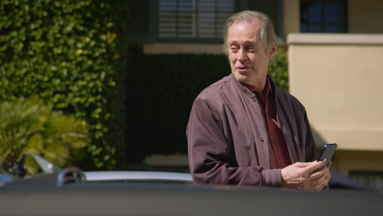 Apple iPhone Smartphone of Steve Buscemi in Curb Your Enthusiasm S12E08 "The Colostomy Bag" (2024) - 487932