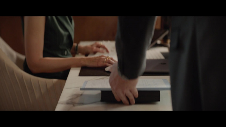 Apple MacBook Laptop in Apples Never Fall S01E05 "Troy" (2024) - 482231