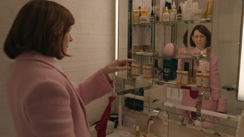 Philips Sonicare 3100 Series Electric Toothbrush and Elf Cosmetics in Elsbeth S01E01 "Pilot" (2024) - 476506