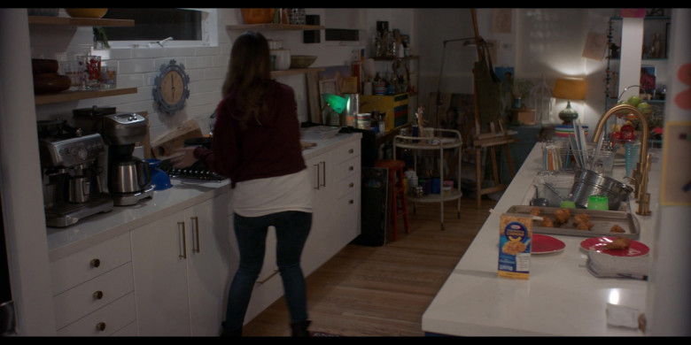 Breville Coffee Machine and Kraft Mac & Cheese in The Baxters S03E07 "Grief and Joy" (2024) - 492205