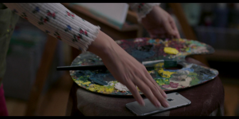 Apple iPhone Smartphone in The Baxters S03E08 "A Protest" (2024) - 492221