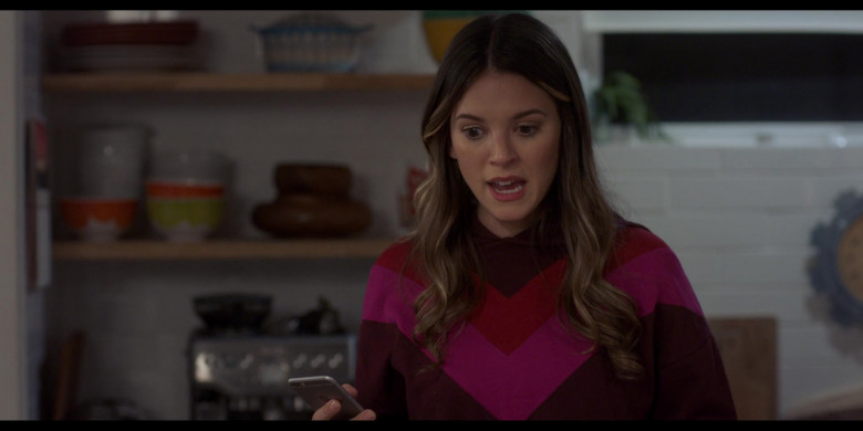 Apple iPhone Smartphone in The Baxters S03E07 "Grief and Joy" (2024) - 492192