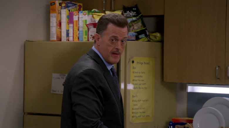 Hardbite Chips in Bob Hearts Abishola S05E06 "A Tablespoon of Dad" (2024) - 480870