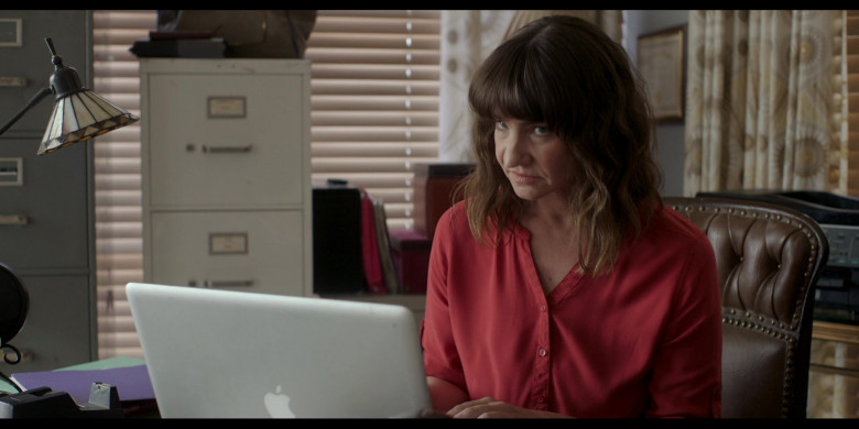 Apple MacBook Laptop in The Baxters S02E01 "Blank Canvas" (2024) - 491277