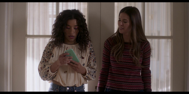Apple iPhone Smartphone in The Baxters S02E09 "Broken Pieces" (2024) - 491654