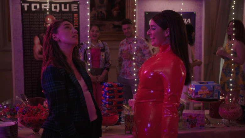 Betty Crocker Dunkaroos and Fruit Roll-Ups in Girls5eva S03E04 "Orlando" (2024) - 484233