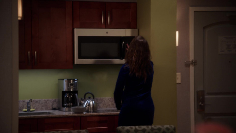 GE Microwave Oven in Girls5eva S03E05 "Cleveland" (2024) - 484321