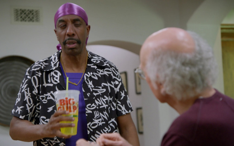 #896 – ProductPlacementBlog.com – Curb Your Enthusiasm Season 12 Episode 7 – Brand Tracking (Timecode – H00M14S55)